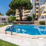Apartmán Hostwise - Sunny Escape With A Pool & Balcony *
