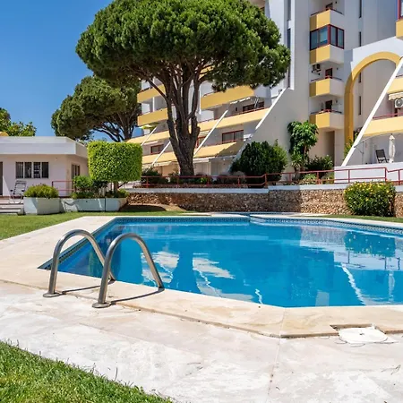 公寓 Hostwise - Sunny Escape With A Pool & Balcony *