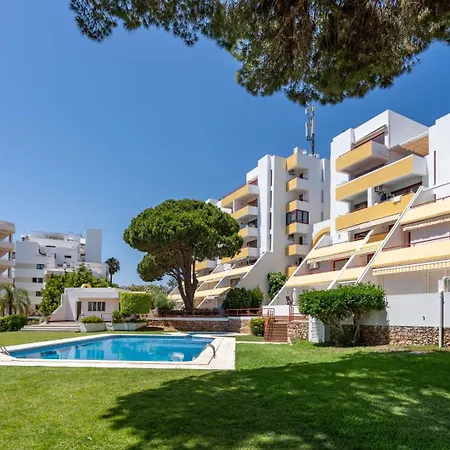 Appartement Hostwise - Sunny Escape With A Pool & Balcony