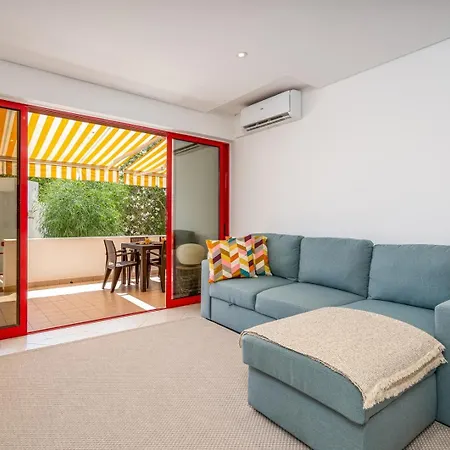 Apartmán Hostwise - Sunny Escape With A Pool & Balcony *